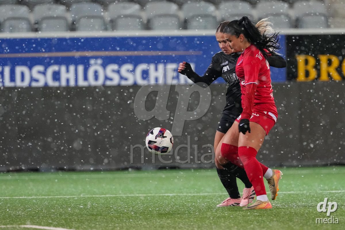 Schweiz: Axa Womens Super League 2025/26, FC Thun vs GC Frauenfussball - Stockhorn Arena, Thun: Mimoza Hamidi (7 Thun) im Duell mit Ella Ljustina (8 GCZ)