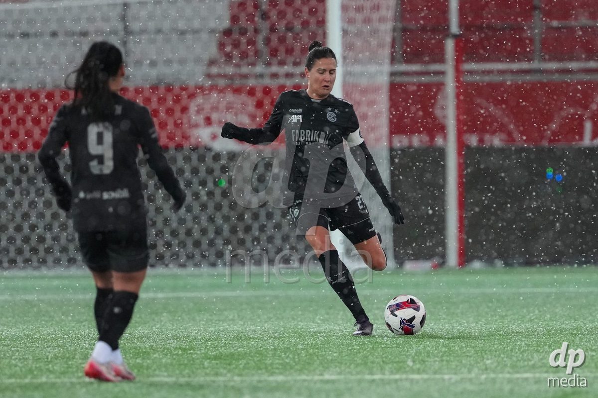 Schweiz: Axa Womens Super League 2025/26, FC Thun vs GC Frauenfussball - Stockhorn Arena, Thun: Melanie Müller - Melanie Muller (27 GCZ) in aktion