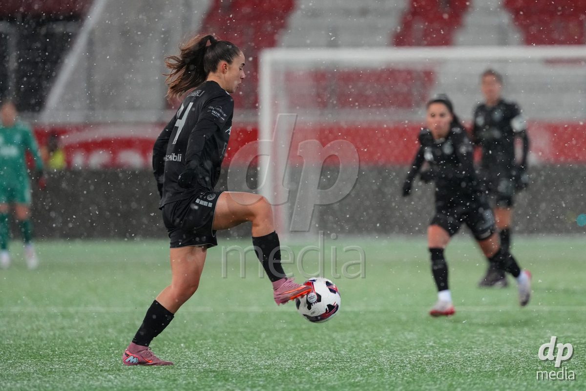 Schweiz: Axa Womens Super League 2025/26, FC Thun vs GC Frauenfussball - Stockhorn Arena, Thun: Nicole Arcangeli (14 GCZ) in aktion