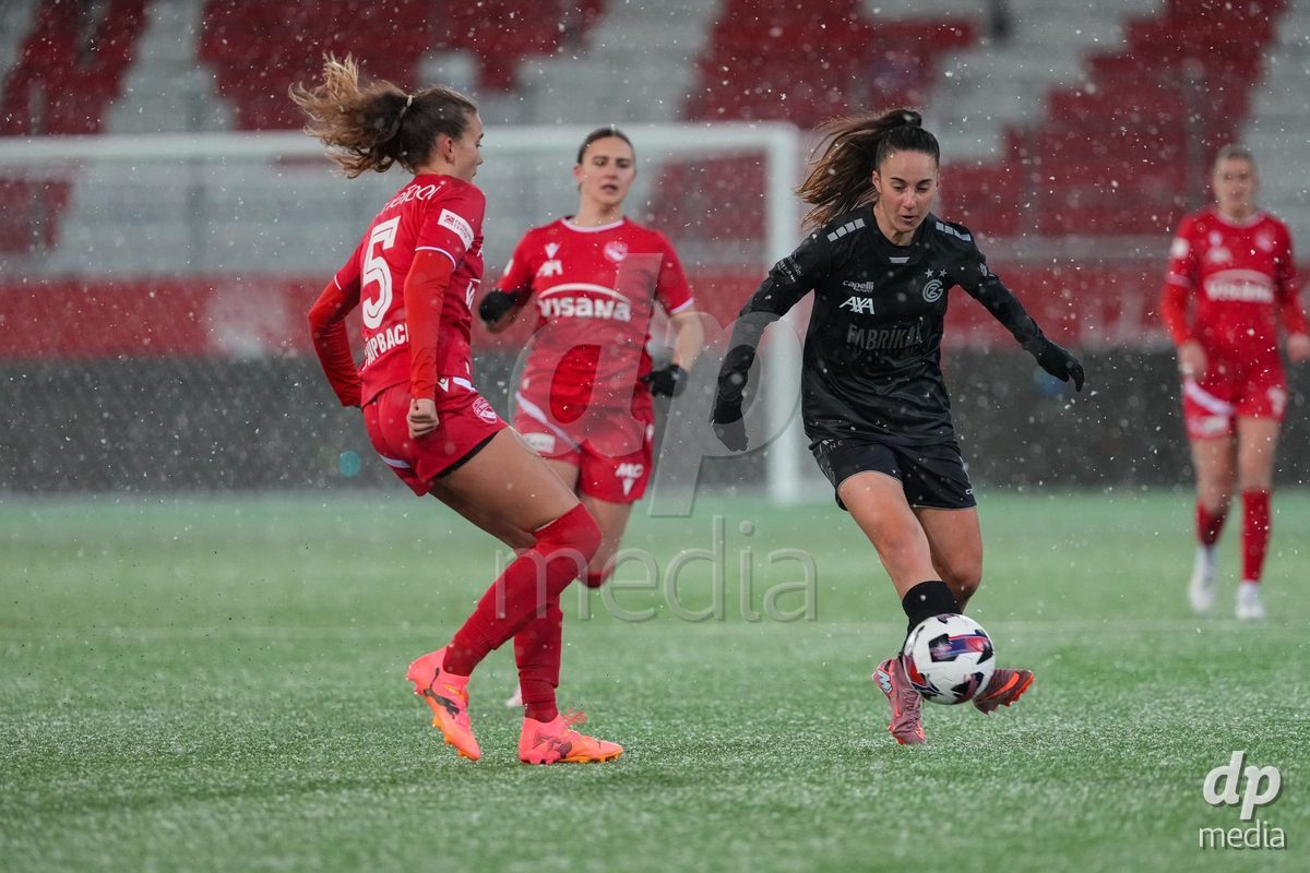 Schweiz: Axa Womens Super League 2025/26, FC Thun vs GC Frauenfussball - Stockhorn Arena, Thun: Nicole Arcangeli (14 GCZ) im Duell mit Sina Schüpbach - Sina Schupbach (5 Thun)