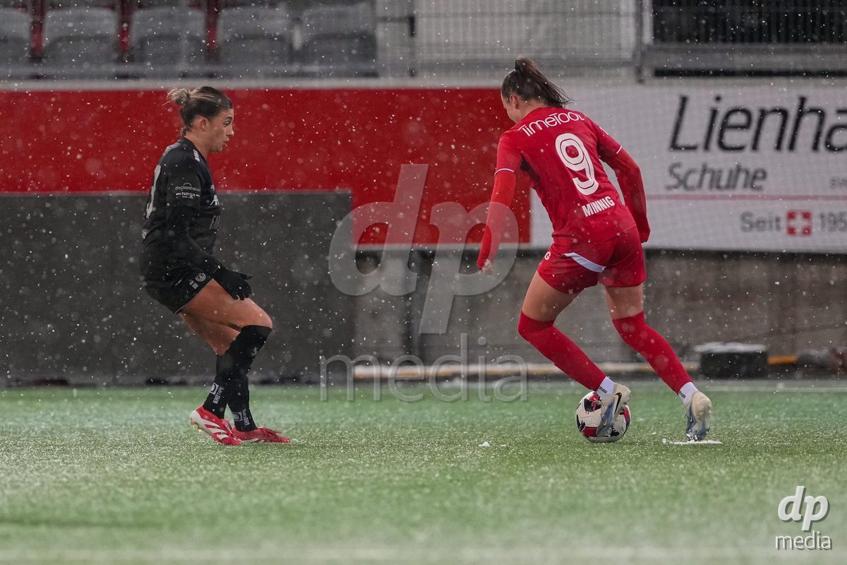 Schweiz: Axa Womens Super League 2025/26, FC Thun vs GC Frauenfussball - Stockhorn Arena, Thun: Janine Minnig (9 Thun) im Duell mit Viola Avduli (23 GCZ)