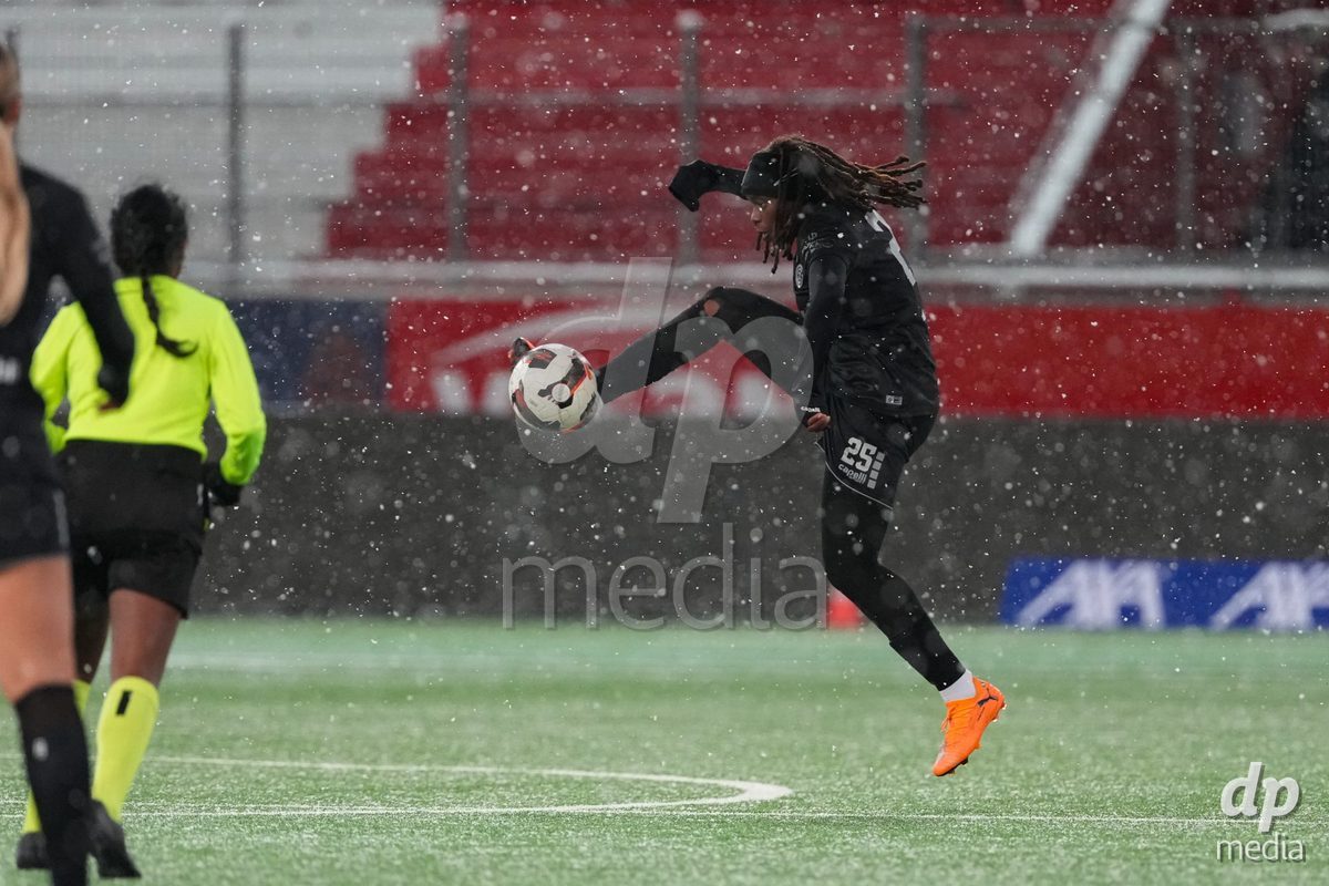 Schweiz: Axa Womens Super League 2025/26, FC Thun vs GC Frauenfussball - Stockhorn Arena, Thun: Landryna Cindy Intaka Lushimba Bilombi (25 GCZ) in aktion