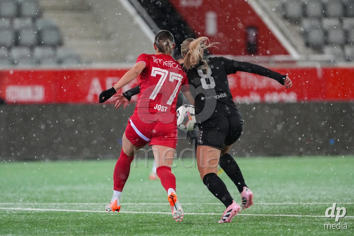 Schweiz: Axa Womens Super League 2025/26, FC Thun vs GC Frauenfussball - Stockhorn Arena, Thun: Ella Ljustina (8 GCZ) im Duell mit Jael Jost (77 Thun)