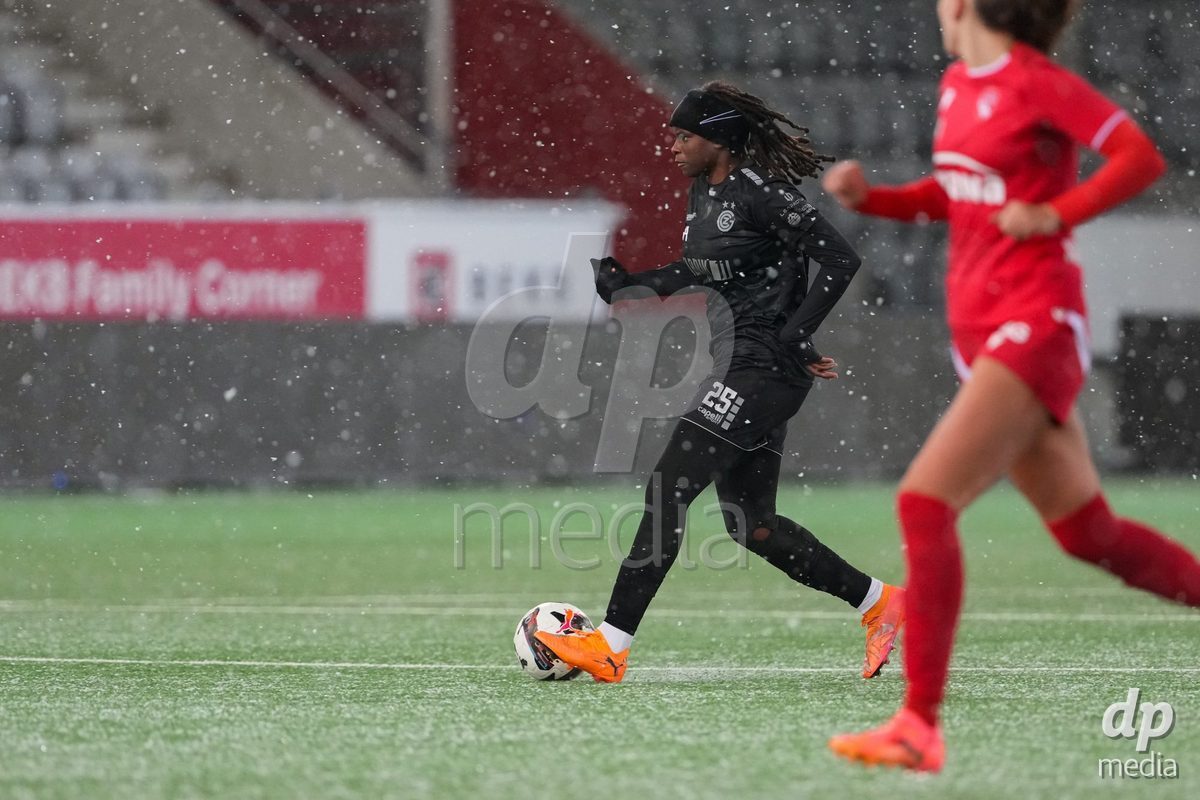 Schweiz: Axa Womens Super League 2025/26, FC Thun vs GC Frauenfussball - Stockhorn Arena, Thun: Landryna Cindy Intaka Lushimba Bilombi (25 GCZ) in aktion