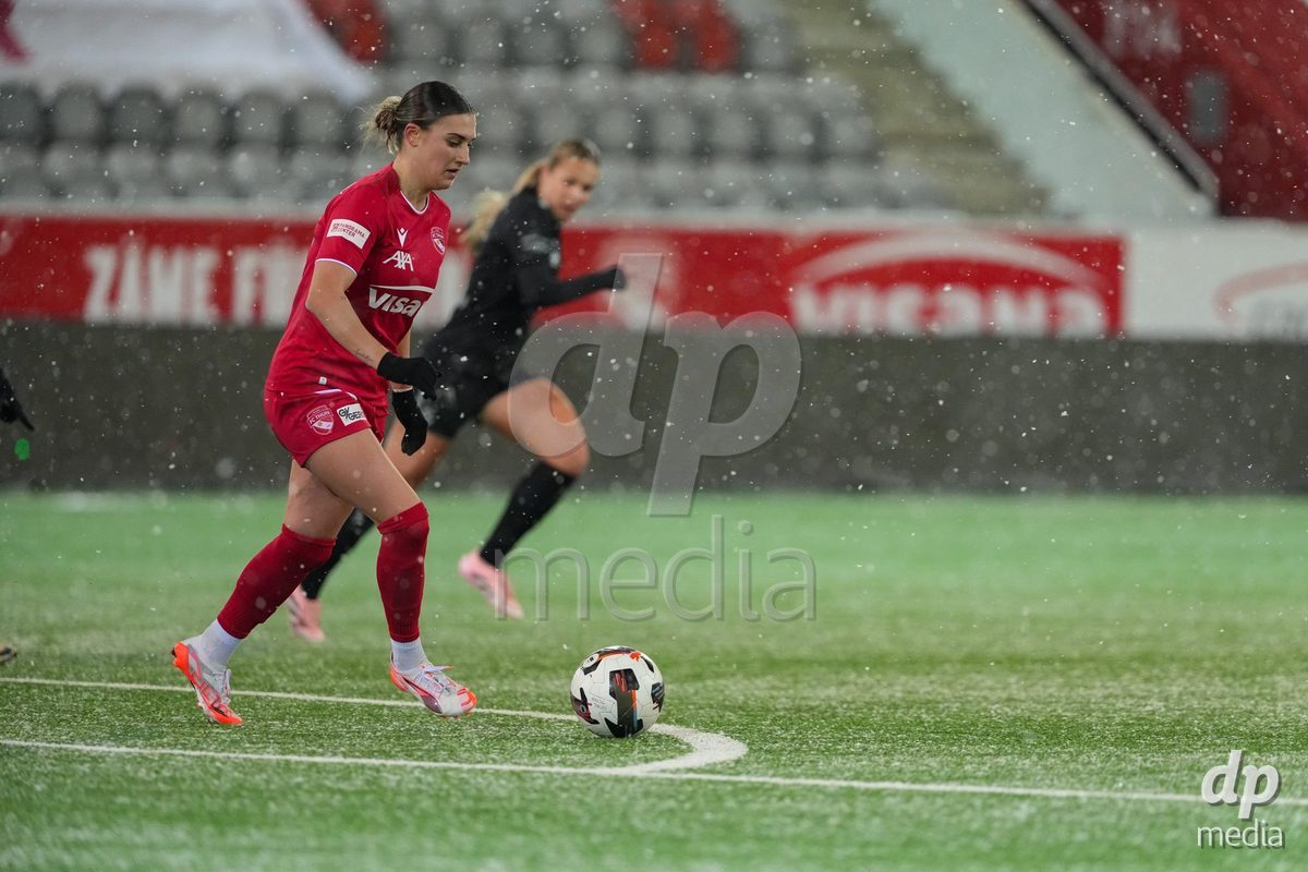 Schweiz: Axa Womens Super League 2025/26, FC Thun vs GC Frauenfussball - Stockhorn Arena, Thun: Jael Jost (77 Thun) in aktion