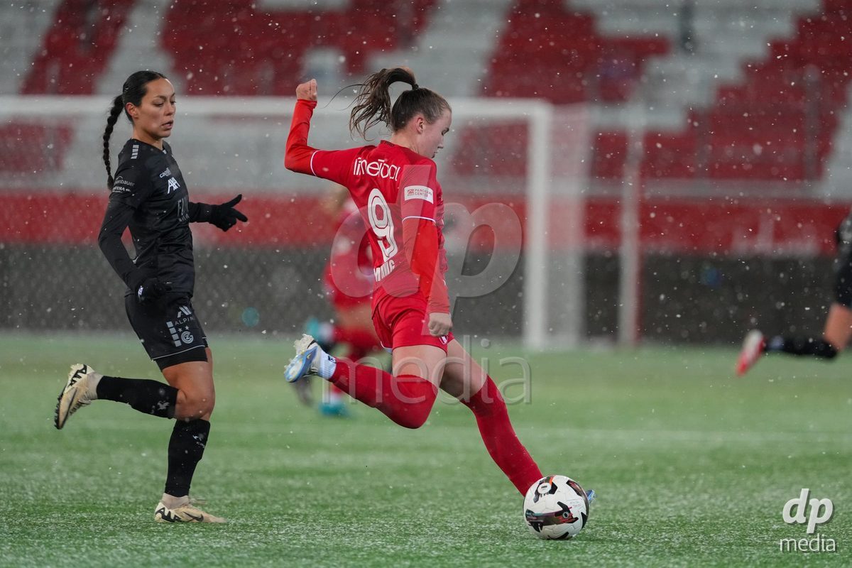Schweiz: Axa Womens Super League 2025/26, FC Thun vs GC Frauenfussball - Stockhorn Arena, Thun: Janine Minnig (9 Thun) in aktion