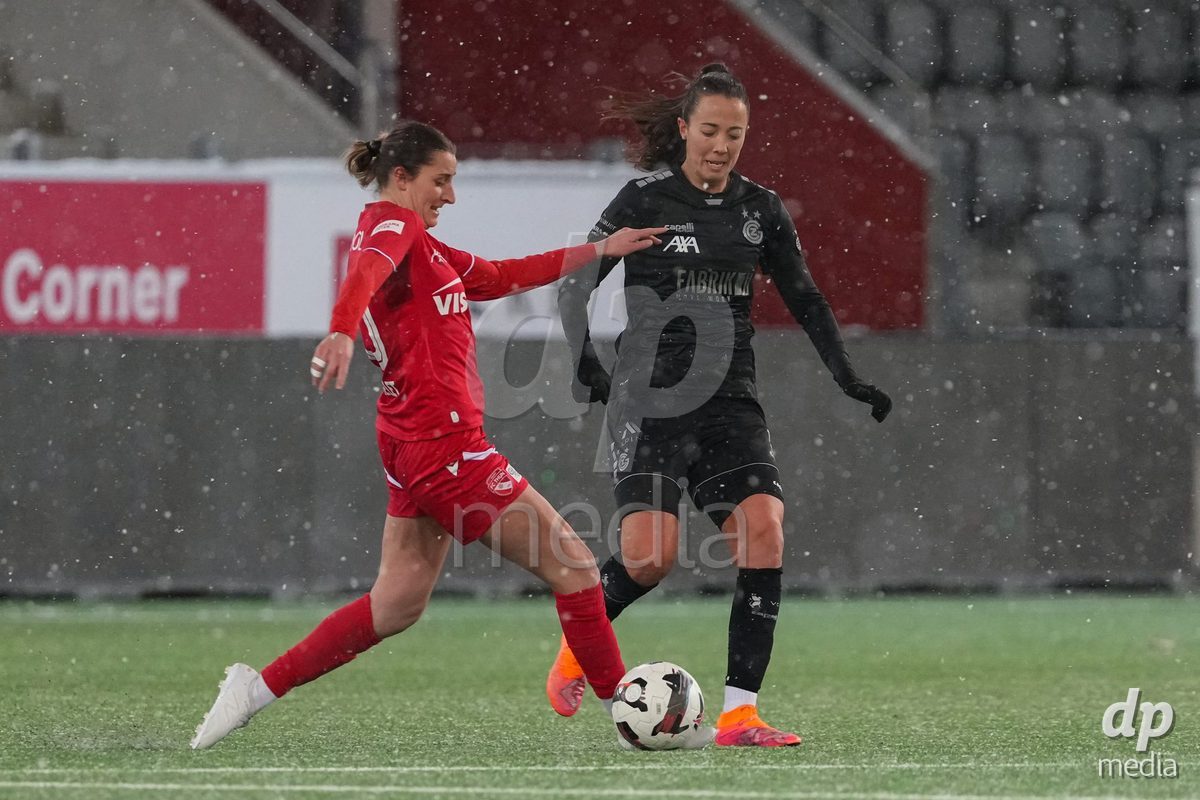 Schweiz: Axa Womens Super League 2025/26, FC Thun vs GC Frauenfussball - Stockhorn Arena, Thun: Celine Batschelet (70 Thun) in aktion
