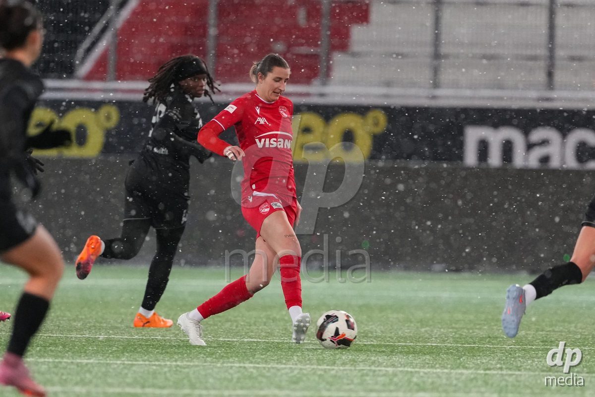 Schweiz: Axa Womens Super League 2025/26, FC Thun vs GC Frauenfussball - Stockhorn Arena, Thun: Celine Batschelet (70 Thun) in aktion