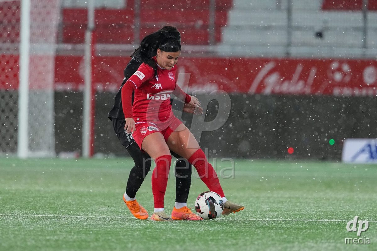 Schweiz: Axa Womens Super League 2025/26, FC Thun vs GC Frauenfussball - Stockhorn Arena, Thun: Mimoza Hamidi (7 Thun) im Duell mit Landryna Cindy Intaka Lushimba Bilombi (25 GCZ)