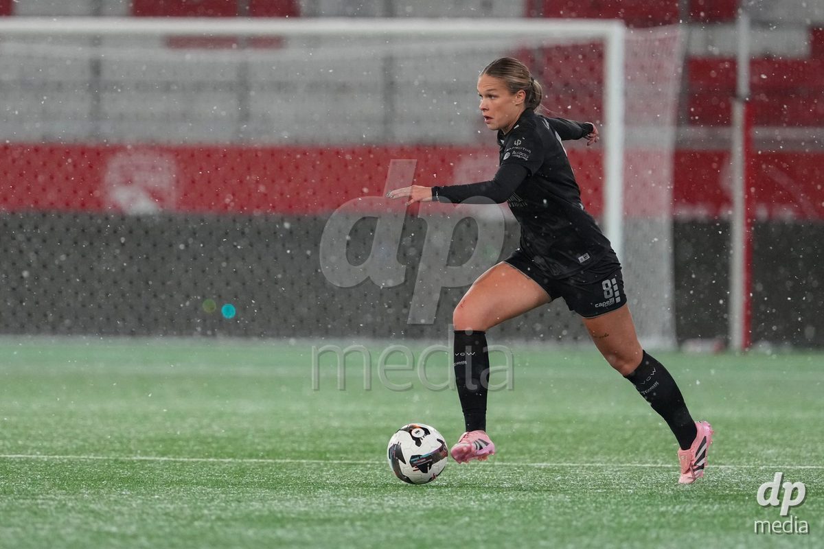 Schweiz: Axa Womens Super League 2025/26, FC Thun vs GC Frauenfussball - Stockhorn Arena, Thun: Ella Ljustina (8 GCZ) in aktion