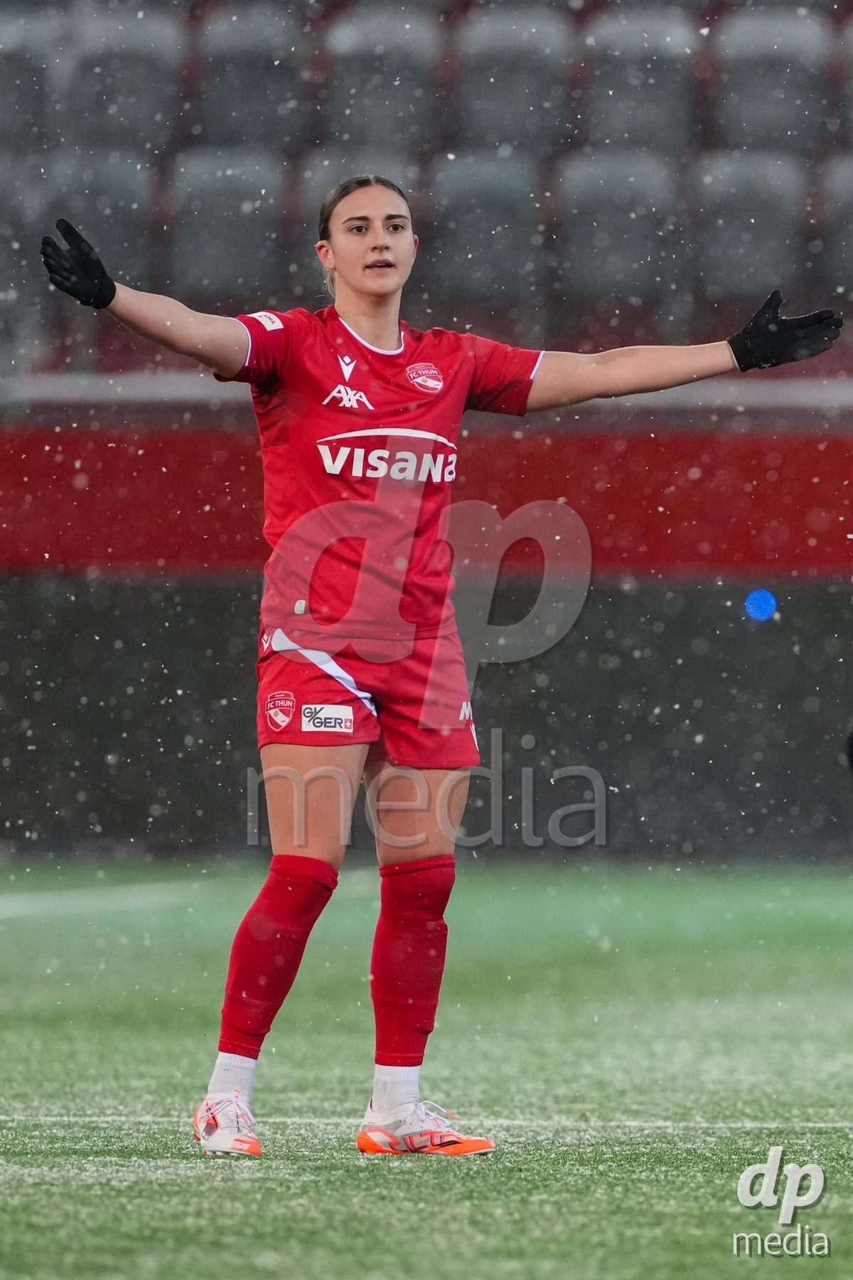 Schweiz: Axa Womens Super League 2025/26, FC Thun vs GC Frauenfussball - Stockhorn Arena, Thun: Jael Jost (77 Thun) after a Foul