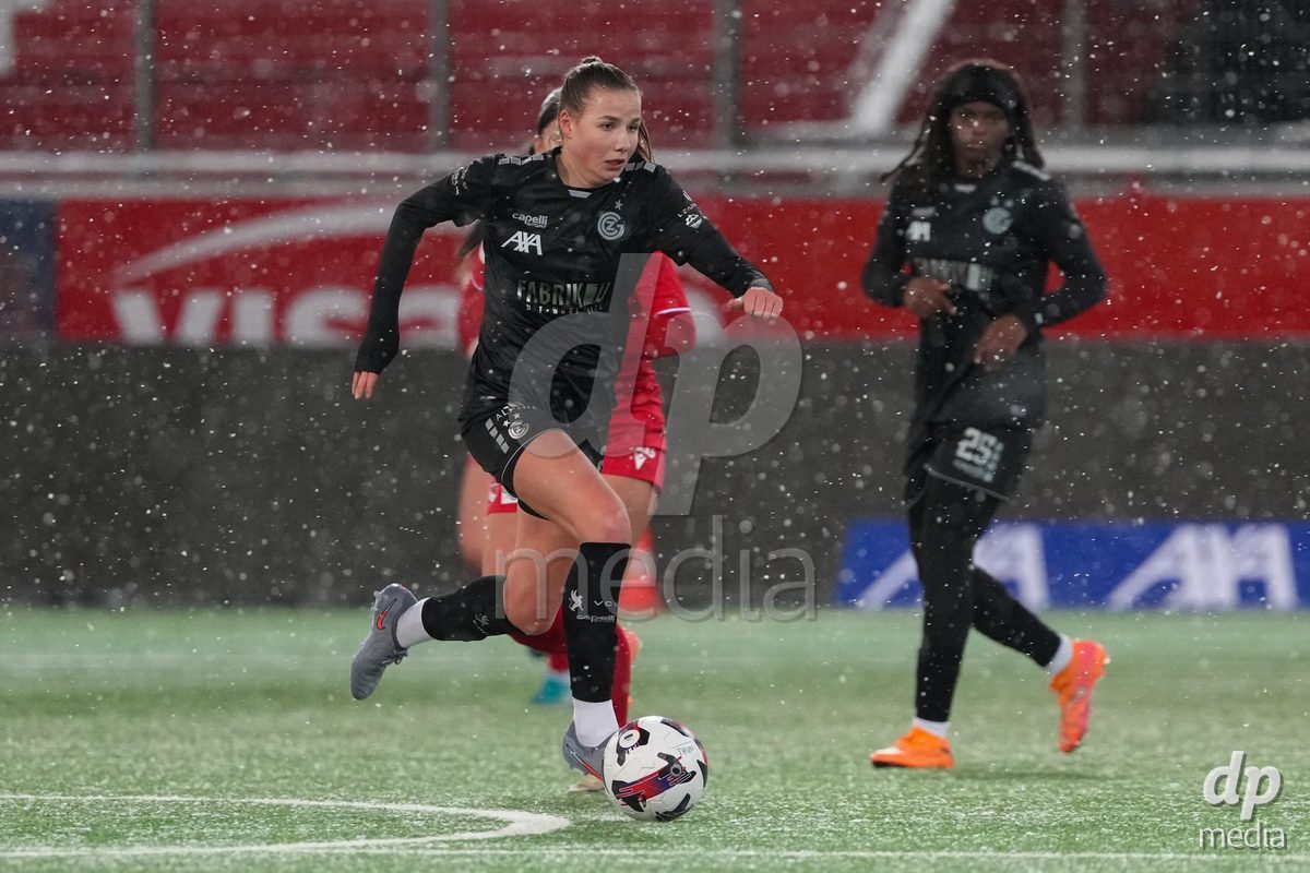 Schweiz: Axa Womens Super League 2025/26, FC Thun vs GC Frauenfussball - Stockhorn Arena, Thun: Giulia Looser (24 GCZ) in aktion
