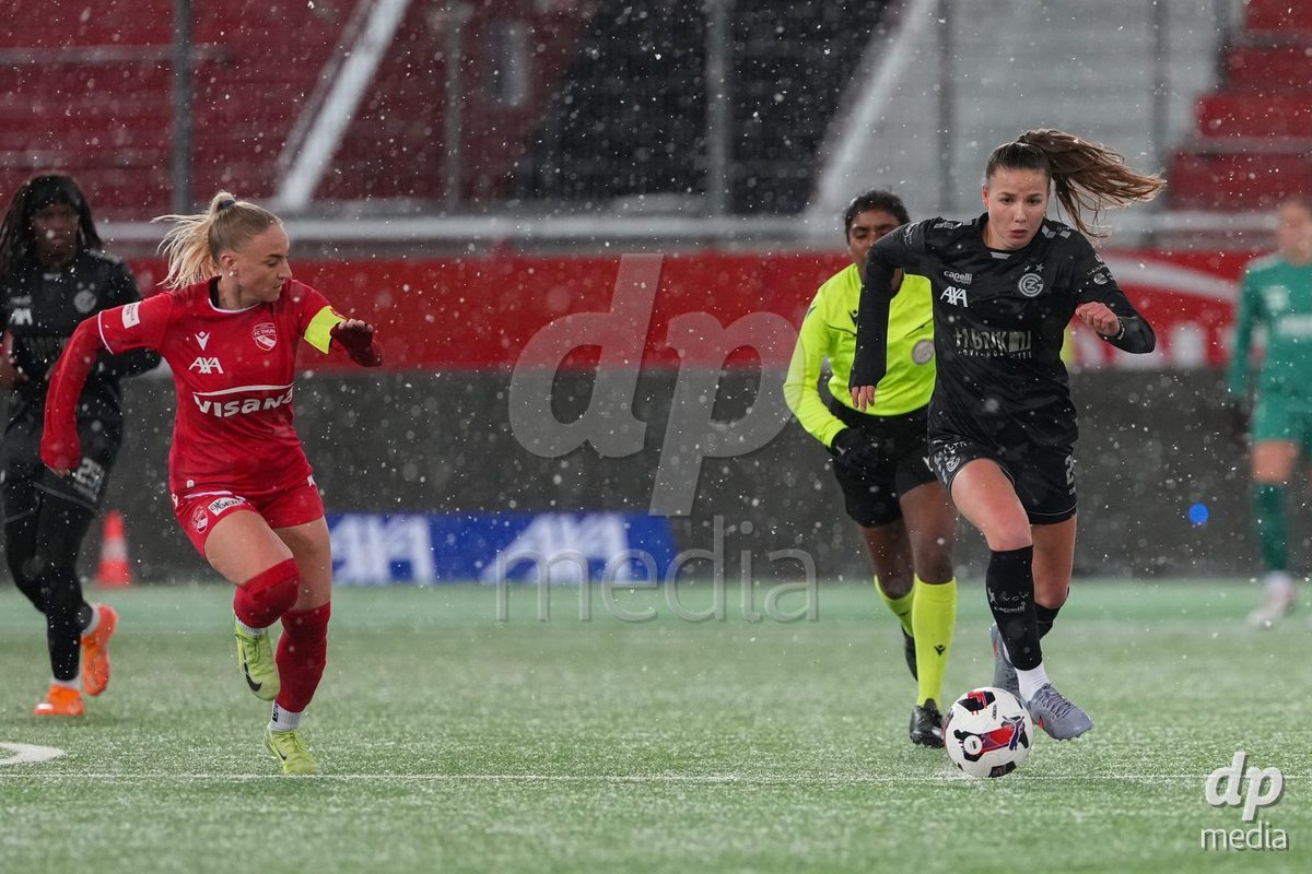 Schweiz: Axa Womens Super League 2025/26, FC Thun vs GC Frauenfussball - Stockhorn Arena, Thun: Giulia Looser (24 GCZ) im Duell mit Shenia Schmid (61 Thun)