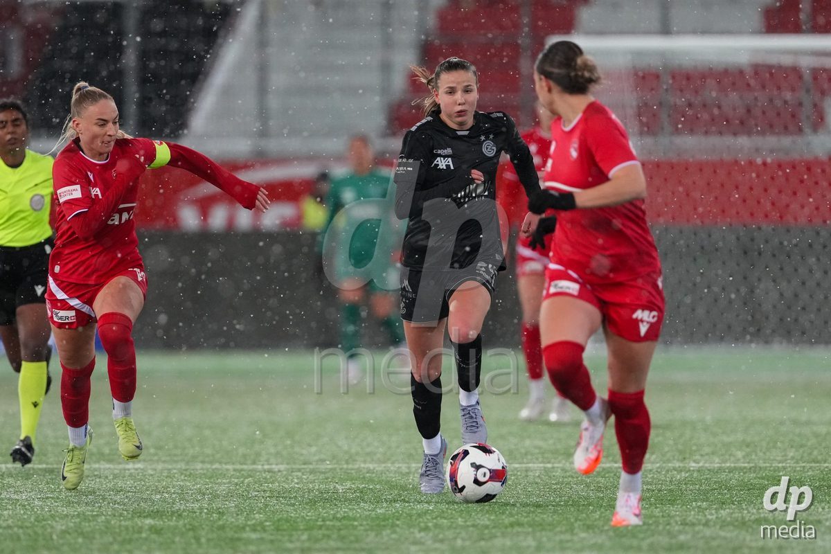 Schweiz: Axa Womens Super League 2025/26, FC Thun vs GC Frauenfussball - Stockhorn Arena, Thun: Giulia Looser (24 GCZ) im Duell mit Shenia Schmid (61 Thun) und Jael Jost (77 Thun)