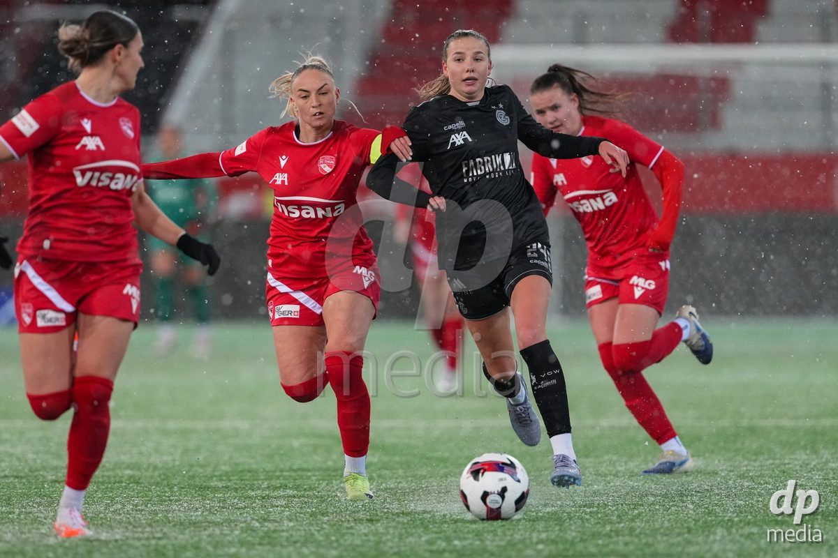 Schweiz: Axa Womens Super League 2025/26, FC Thun vs GC Frauenfussball - Stockhorn Arena, Thun: Giulia Looser (24 GCZ) im Duell mit Shenia Schmid (61 Thun)