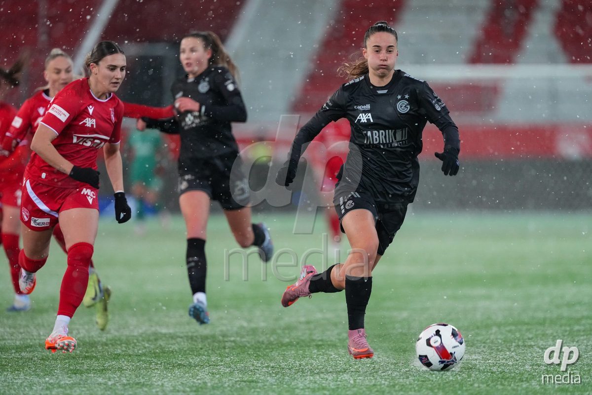 Schweiz: Axa Womens Super League 2025/26, FC Thun vs GC Frauenfussball - Stockhorn Arena, Thun: Nicole Arcangeli (14 GCZ) in aktion