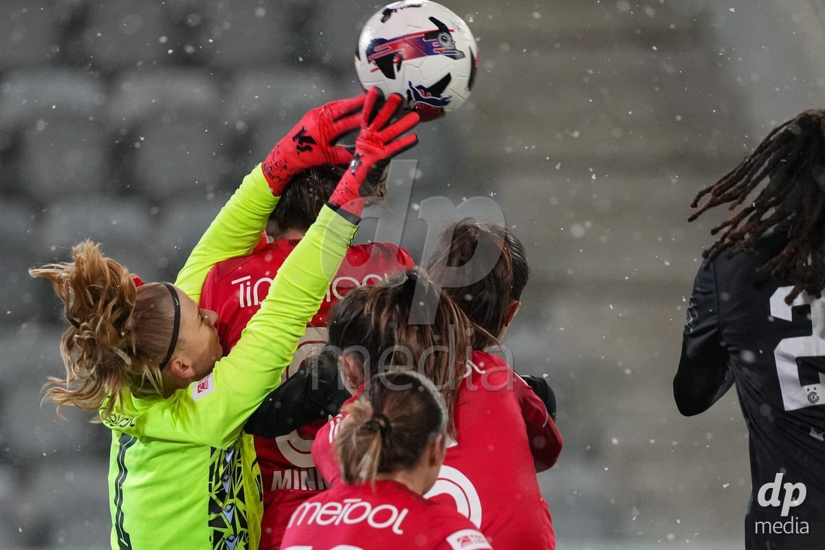 Schweiz: Axa Womens Super League 2025/26, FC Thun vs GC Frauenfussball - Stockhorn Arena, Thun: Torhüterin Janine Teuscher (1 Thun) in aktion