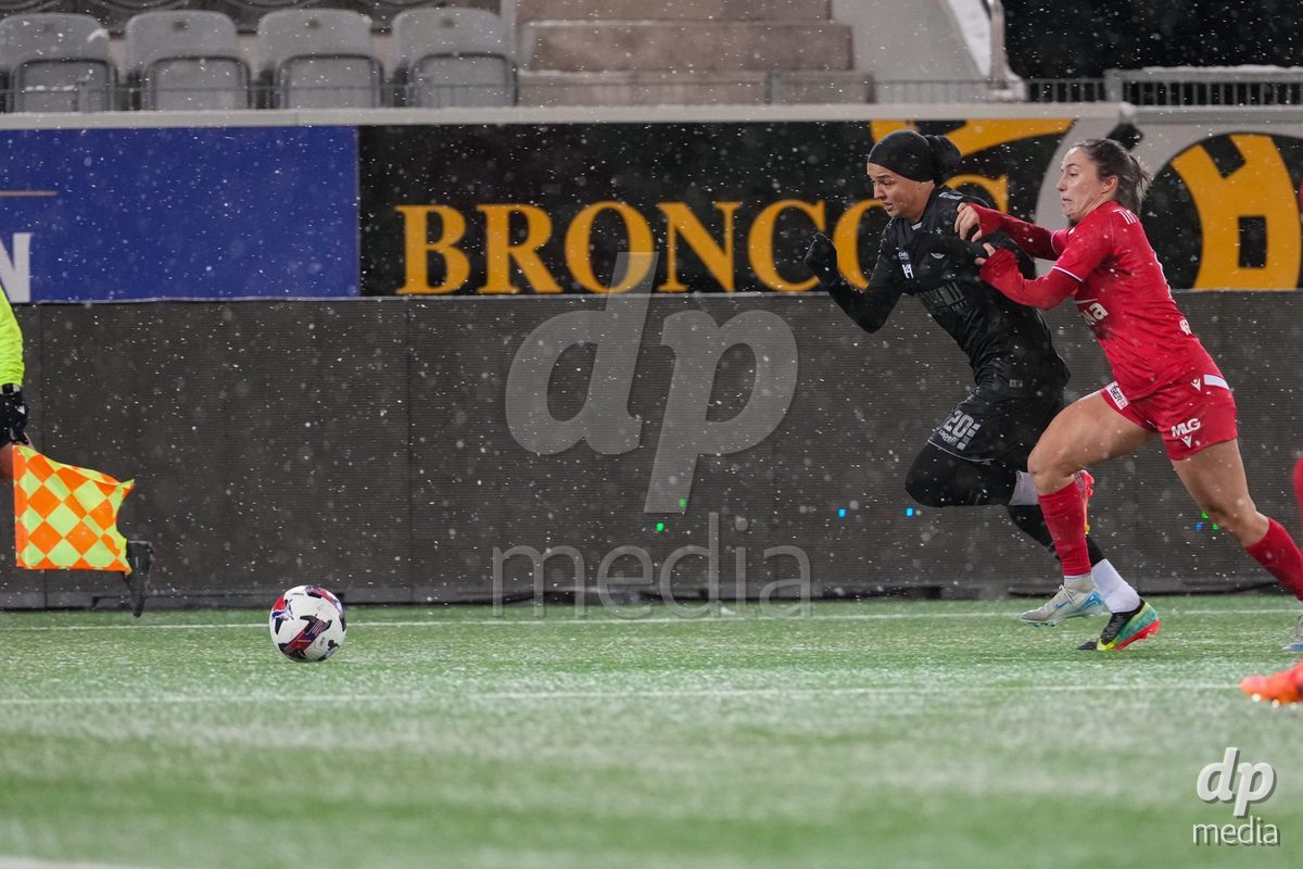 Schweiz: Axa Womens Super League 2025/26, FC Thun vs GC Frauenfussball - Stockhorn Arena, Thun: Imane Touriss (20 GCZ) im Duell mit Alisha Heiniger (6 Thun)