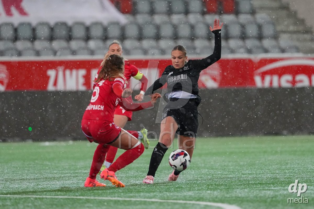 Schweiz: Axa Womens Super League 2025/26, FC Thun vs GC Frauenfussball - Stockhorn Arena, Thun: Ella Ljustina (8 GCZ) im Duell mit Sina Schüpbach - Sina Schupbach (5 Thun)