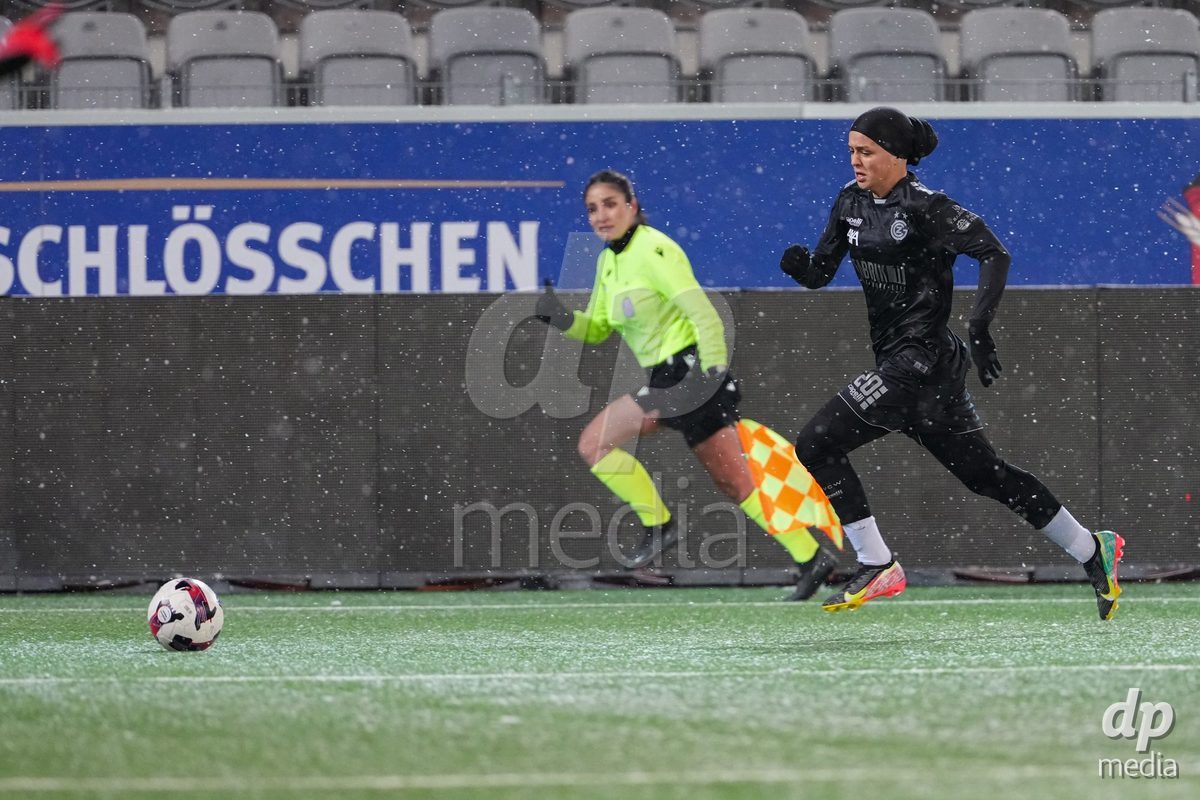 Schweiz: Axa Womens Super League 2025/26, FC Thun vs GC Frauenfussball - Stockhorn Arena, Thun: Imane Touriss (20 GCZ) in aktion