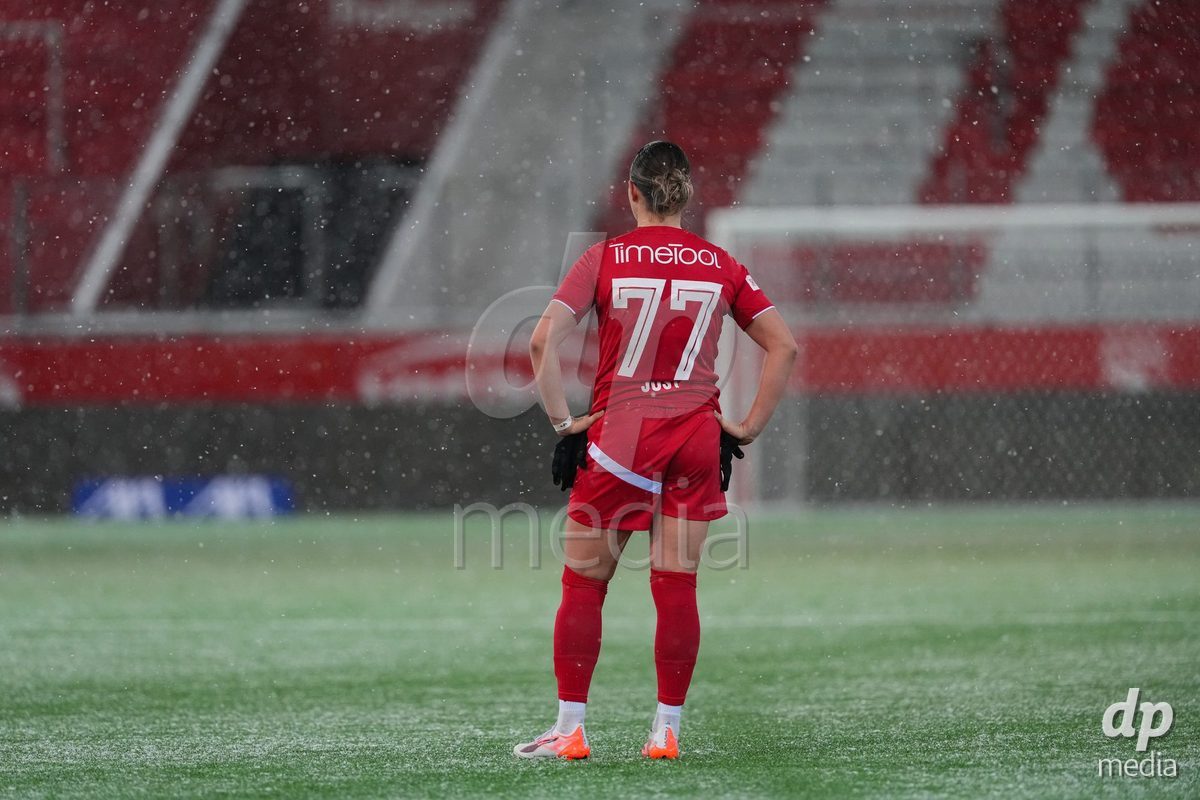 Schweiz: Axa Womens Super League 2025/26, FC Thun vs GC Frauenfussball - Stockhorn Arena, Thun: Jael Jost (77 Thun) enttäuscht