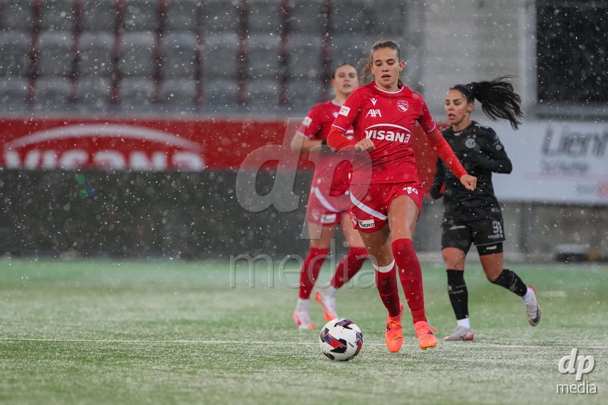 Schweiz: Axa Womens Super League 2025/26, FC Thun vs GC Frauenfussball - Stockhorn Arena, Thun: Sina Schüpbach - Sina Schupbach (5 Thun) in aktion