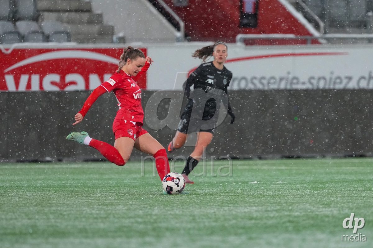 Schweiz: Axa Womens Super League 2025/26, FC Thun vs GC Frauenfussball - Stockhorn Arena, Thun: Nicole Tiller (19 Thun) in aktion