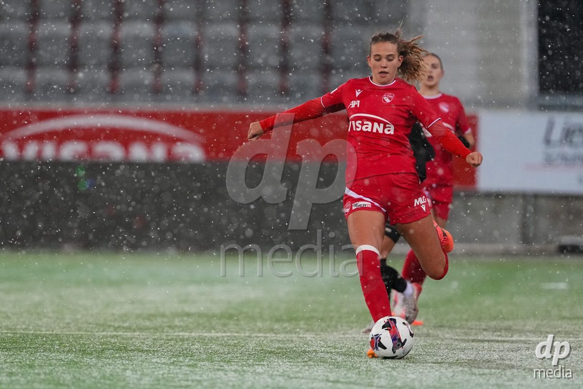 Schweiz: Axa Womens Super League 2025/26, FC Thun vs GC Frauenfussball - Stockhorn Arena, Thun: Sina Schüpbach - Sina Schupbach (5 Thun) in aktion