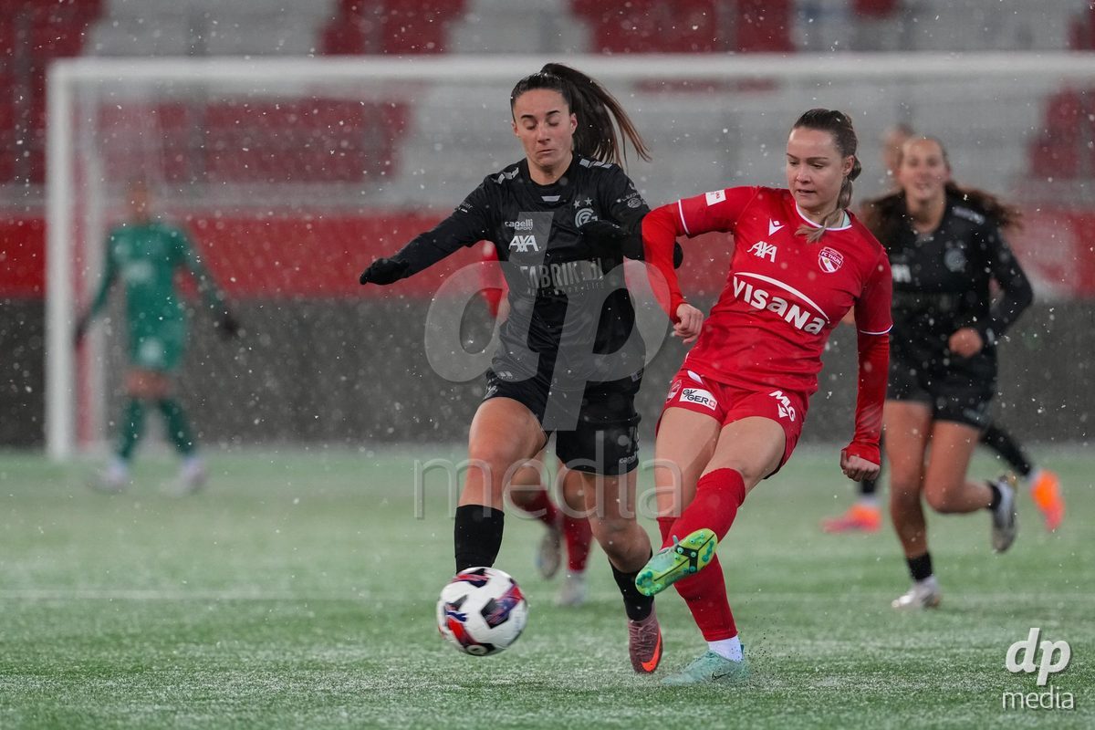 Schweiz: Axa Womens Super League 2025/26, FC Thun vs GC Frauenfussball - Stockhorn Arena, Thun: Nicole Tiller (19 Thun) im Duell mit Nicole Arcangeli (14 GCZ)