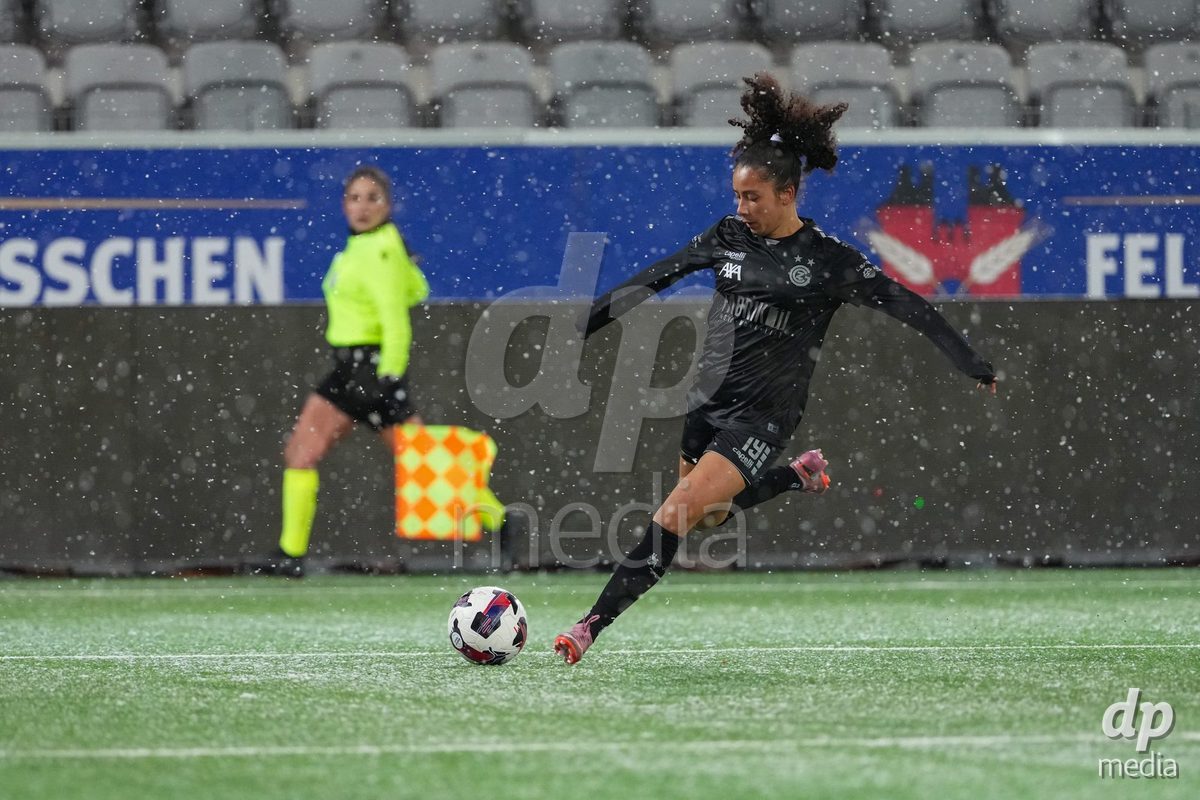 Schweiz: Axa Womens Super League 2025/26, FC Thun vs GC Frauenfussball - Stockhorn Arena, Thun: Ramona Kannady (19 GCZ) in aktion
