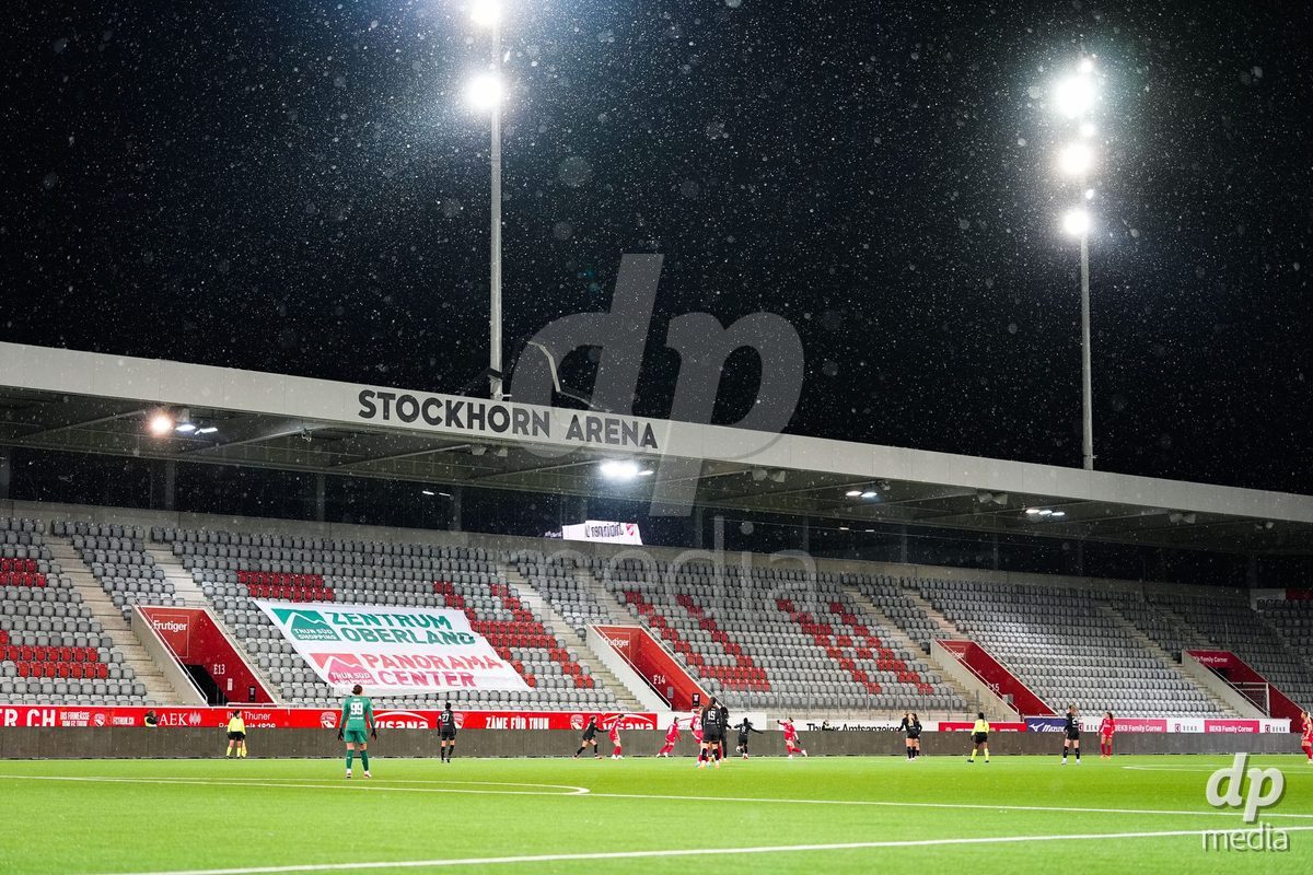 Schweiz: Axa Womens Super League 2025/26, FC Thun vs GC Frauenfussball - Stockhorn Arena, Thun: Schneefall im Stadion