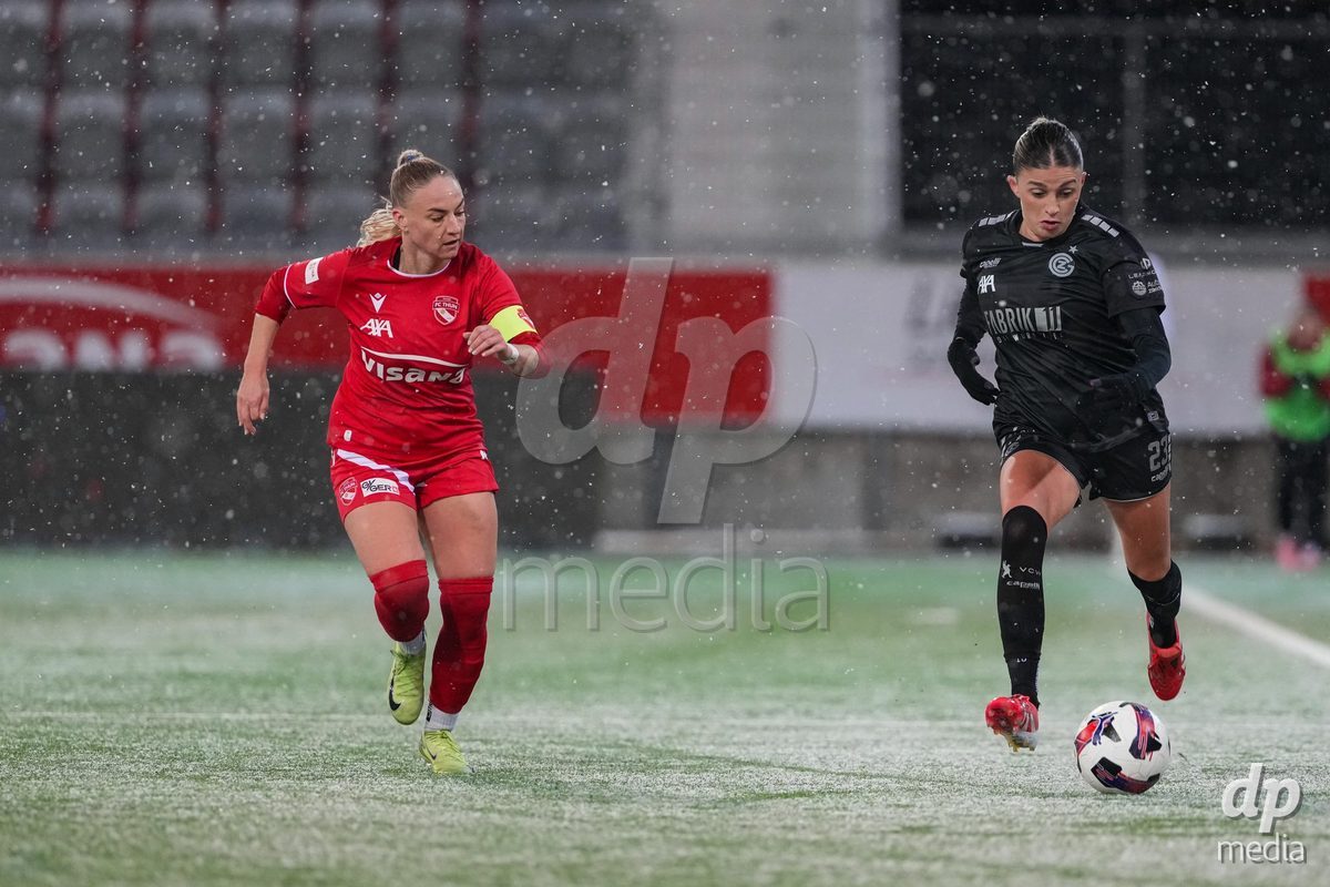Schweiz: Axa Womens Super League 2025/26, FC Thun vs GC Frauenfussball - Stockhorn Arena, Thun: Viola Avduli (23 GCZ) im Duell mit Shenia Schmid (61 Thun)