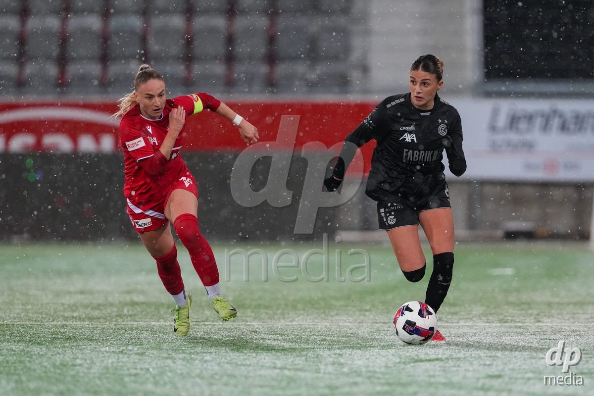 Schweiz: Axa Womens Super League 2025/26, FC Thun vs GC Frauenfussball - Stockhorn Arena, Thun: Viola Avduli (23 GCZ) im Duell mit Shenia Schmid (61 Thun)
