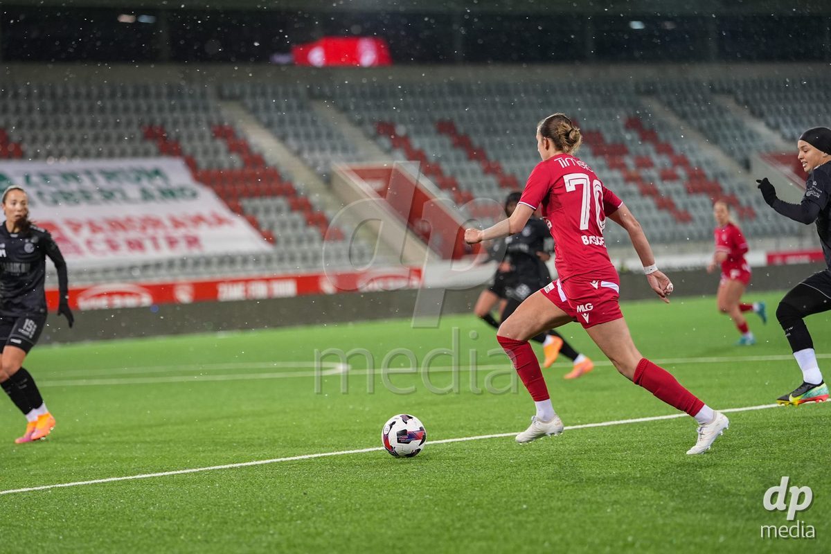 Schweiz: Axa Womens Super League 2025/26, FC Thun vs GC Frauenfussball - Stockhorn Arena, Thun: Celine Batschelet (70 Thun) in aktion