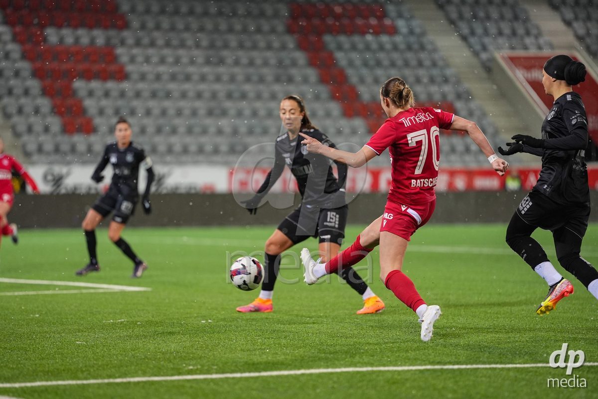 Schweiz: Axa Womens Super League 2025/26, FC Thun vs GC Frauenfussball - Stockhorn Arena, Thun: Celine Batschelet (70 Thun) in aktion