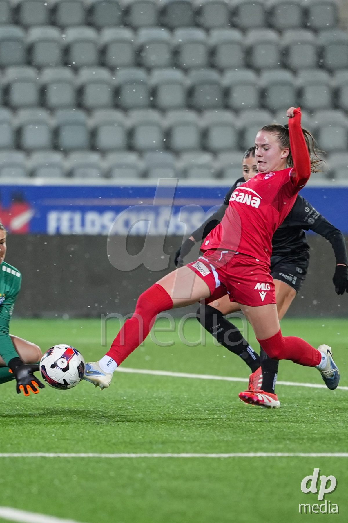 Schweiz: Axa Womens Super League 2025/26, FC Thun vs GC Frauenfussball - Stockhorn Arena, Thun: Janine Minnig (9 Thun) mit dem Tor zum 1:1