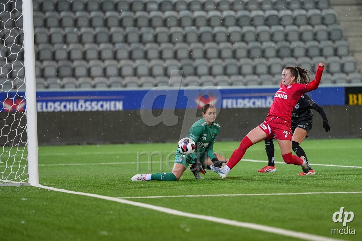 Schweiz: Axa Womens Super League 2025/26, FC Thun vs GC Frauenfussball - Stockhorn Arena, Thun: Janine Minnig (9 Thun) mit dem Tor zum 1:1
