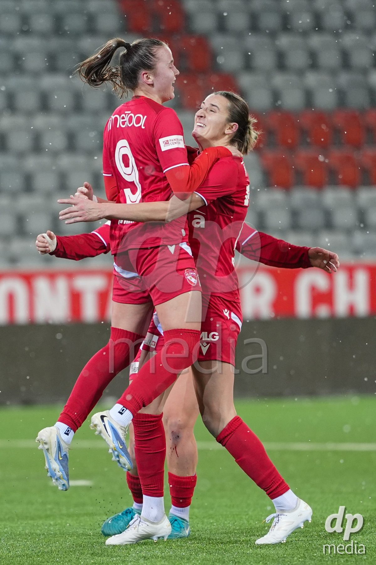 Schweiz: Axa Womens Super League 2025/26, FC Thun vs GC Frauenfussball - Stockhorn Arena, Thun: Janine Minnig (9 Thun) jubelt nach ihrem tor mit Celine Batschelet (70 Thun)