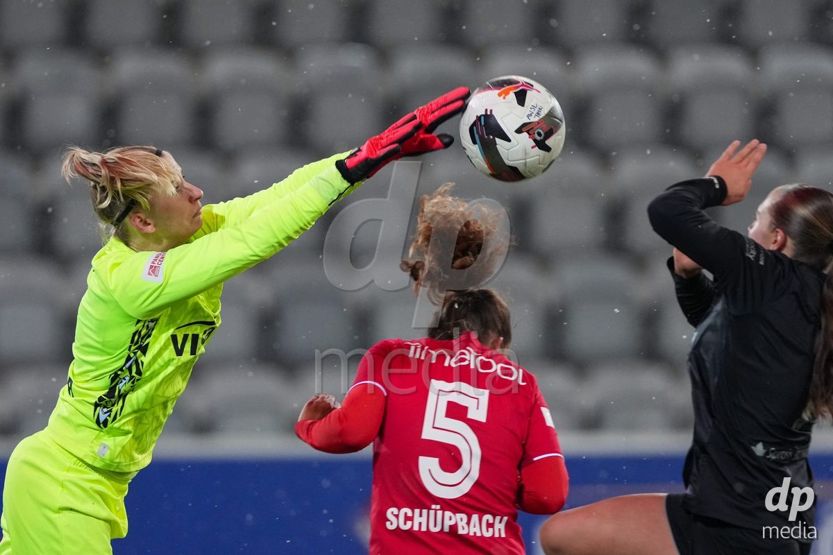 Schweiz: Axa Womens Super League 2025/26, FC Thun vs GC Frauenfussball - Stockhorn Arena, Thun: Torhüterin Janine Teuscher (1 Thun) mit einer Parade