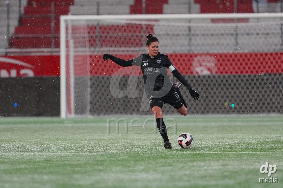 Schweiz: Axa Womens Super League 2025/26, FC Thun vs GC Frauenfussball - Stockhorn Arena, Thun: Emma Egli (21 GCZ) in aktion