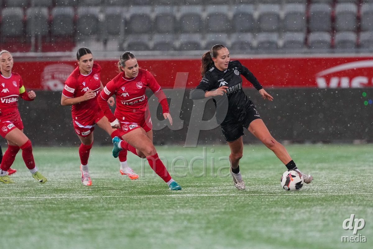 Schweiz: Axa Womens Super League 2025/26, FC Thun vs GC Frauenfussball - Stockhorn Arena, Thun: Janina Egli (7 GCZ) im Duell mit Rilana Ueltschi (29 Thun)