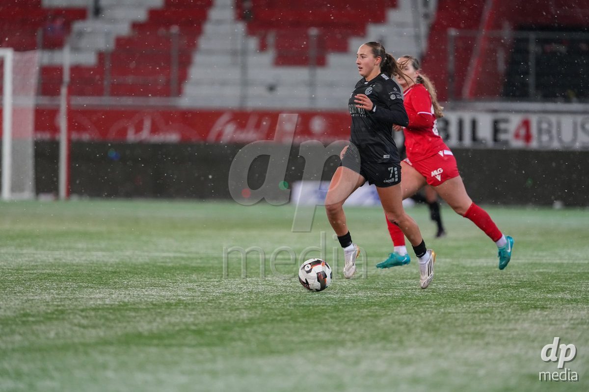 Schweiz: Axa Womens Super League 2025/26, FC Thun vs GC Frauenfussball - Stockhorn Arena, Thun: Janina Egli (7 GCZ) in aktion