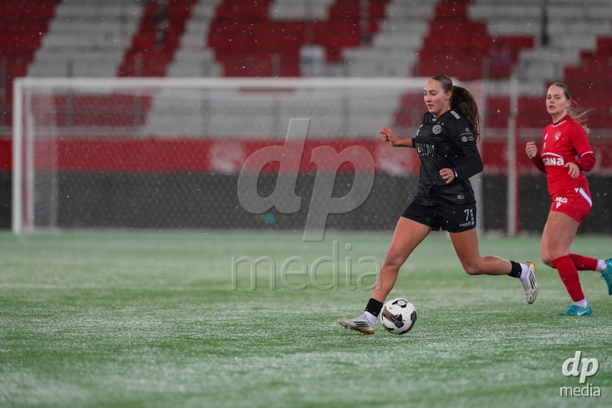 Schweiz: Axa Womens Super League 2025/26, FC Thun vs GC Frauenfussball - Stockhorn Arena, Thun: Janina Egli (7 GCZ) in aktion