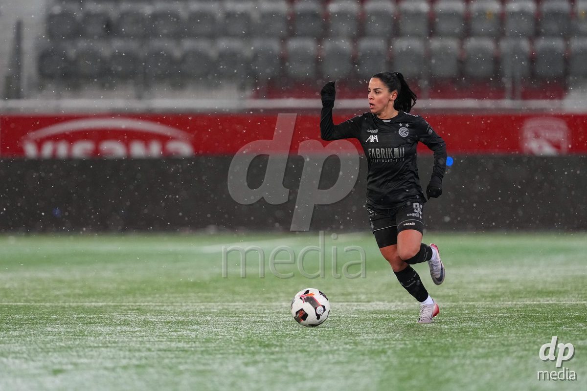 Schweiz: Axa Womens Super League 2025/26, FC Thun vs GC Frauenfussball - Stockhorn Arena, Thun: Qendresa Krasniqi (9 GCZ) in aktion