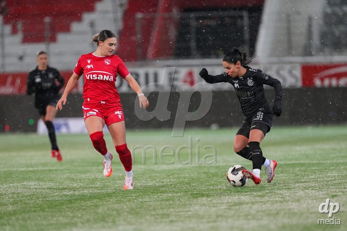 Schweiz: Axa Womens Super League 2025/26, FC Thun vs GC Frauenfussball - Stockhorn Arena, Thun: Qendresa Krasniqi (9 GCZ) im Duell mit Jael Jost (77 Thun)