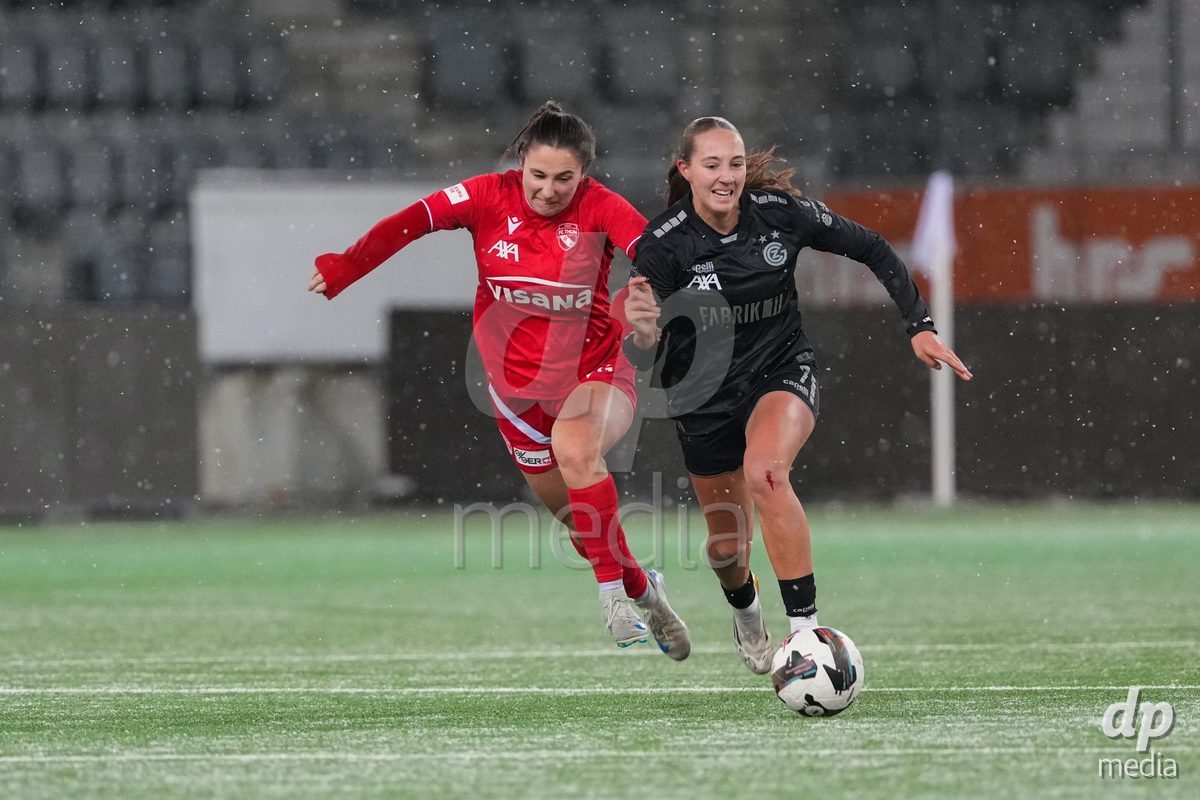 Schweiz: Axa Womens Super League 2025/26, FC Thun vs GC Frauenfussball - Stockhorn Arena, Thun: Janina Egli (7 GCZ) im Duell mit