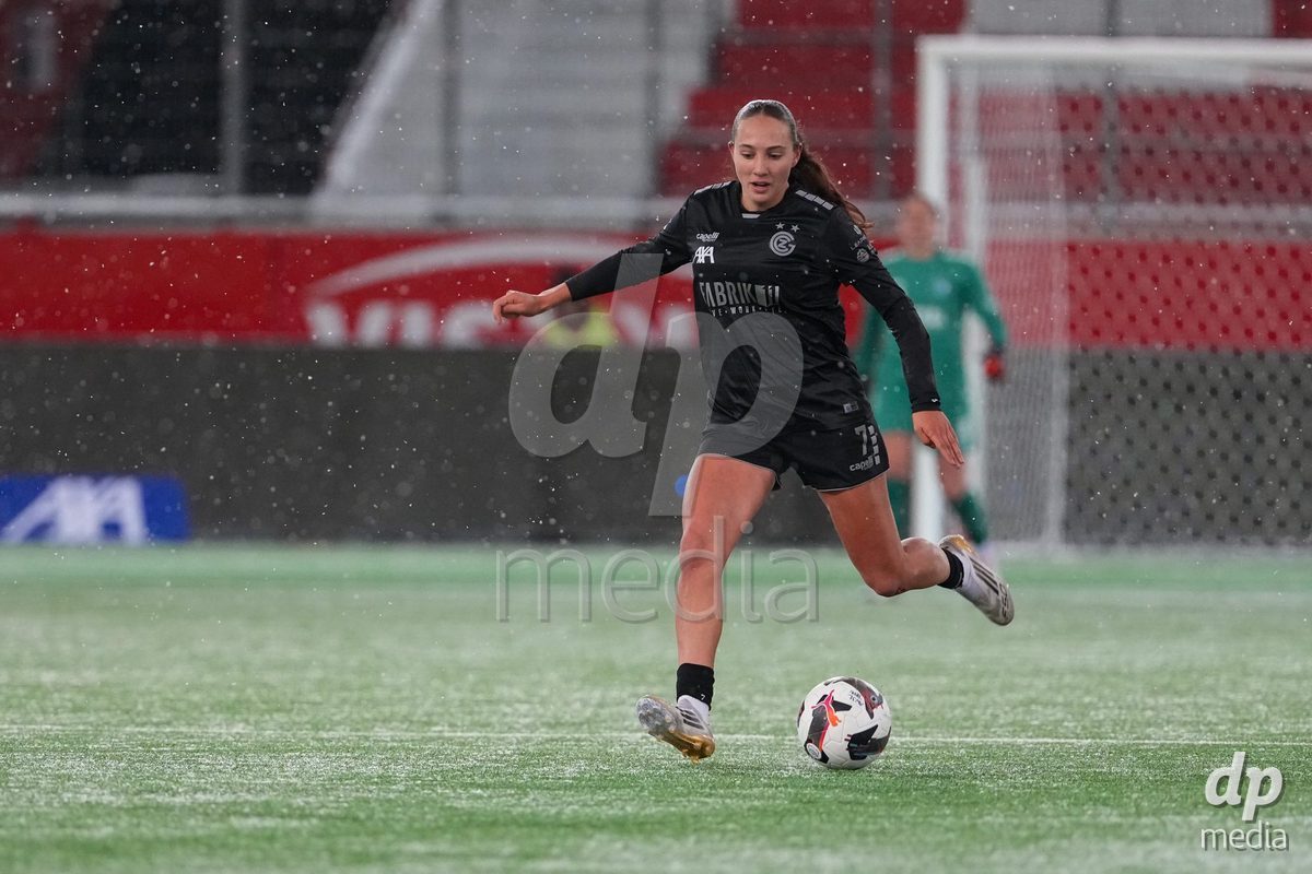 Schweiz: Axa Womens Super League 2025/26, FC Thun vs GC Frauenfussball - Stockhorn Arena, Thun: Janina Egli (7 GCZ) in aktion