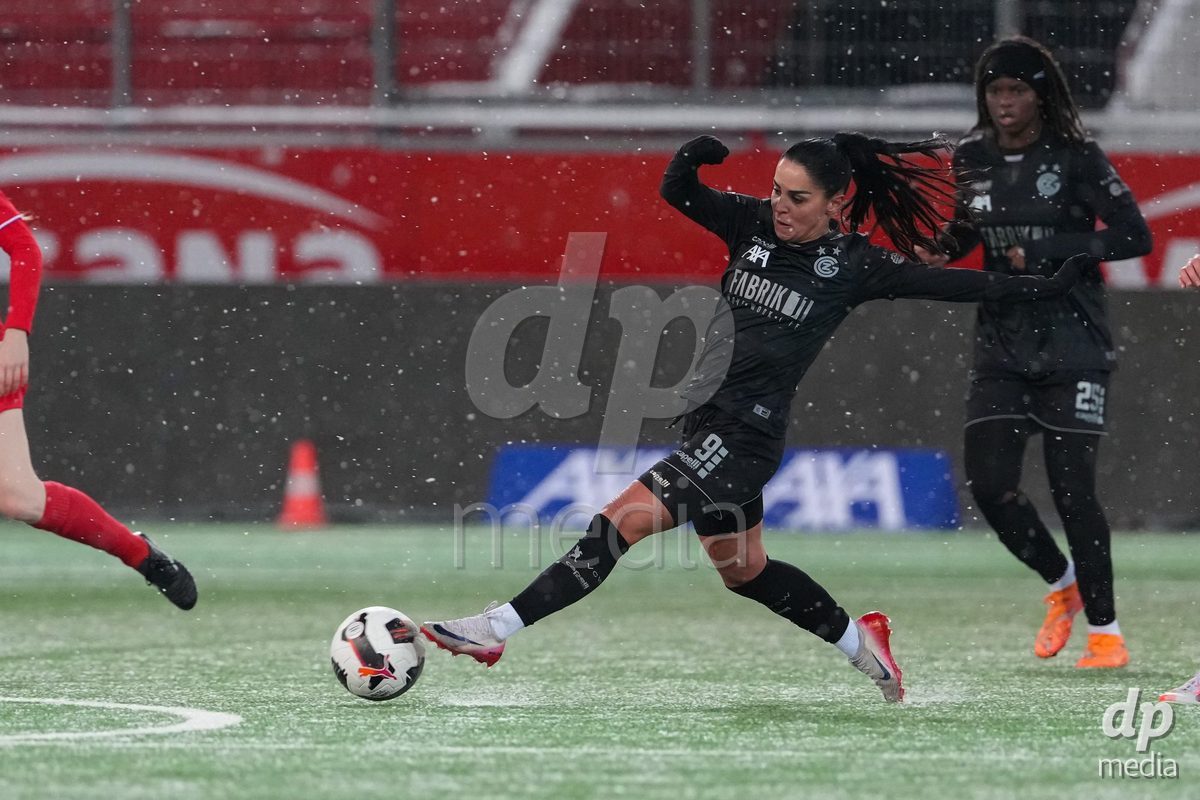 Schweiz: Axa Womens Super League 2025/26, FC Thun vs GC Frauenfussball - Stockhorn Arena, Thun: Qendresa Krasniqi (9 GCZ) in aktion