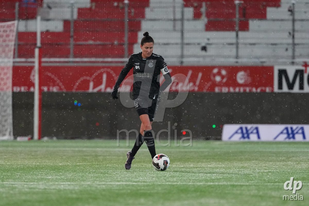 Schweiz: Axa Womens Super League 2025/26, FC Thun vs GC Frauenfussball - Stockhorn Arena, Thun: Melanie Müller - Melanie Muller (27 GCZ) in aktion