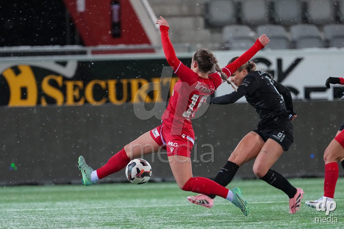 Schweiz: Axa Womens Super League 2025/26, FC Thun vs GC Frauenfussball - Stockhorn Arena, Thun: Ella Ljustina (8 GCZ) im Duell mit Nicole Tiller (19 Thun)